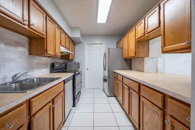 Building Photo - 6113 Royal Palm Blvd