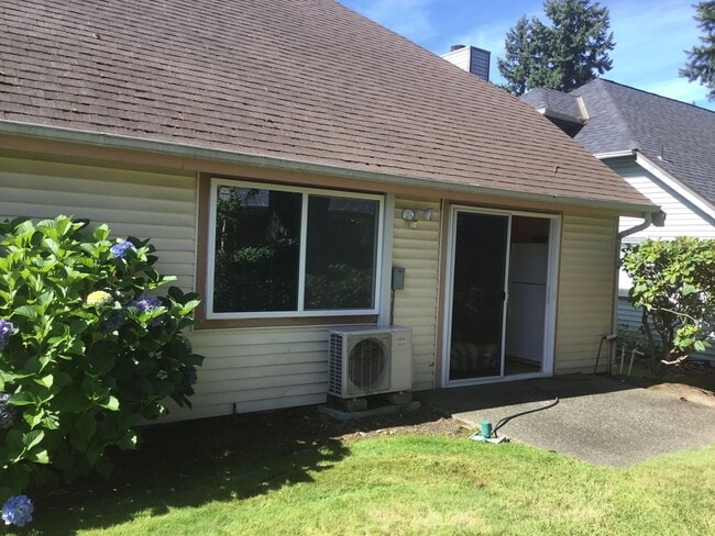 Building Photo - 2 Bedroom-1.75 Bath Single Story Condo/Just minutes from shopping, restaurants & great location f...
