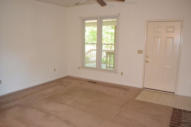 Building Photo - 2 Bedroom Duplex Apartment Close to Campus!