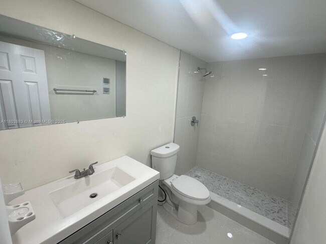 Building Photo - 10090 NW 80th Ct