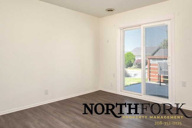 Building Photo - Southeast Boise Rental with Vaulted Ceilin...