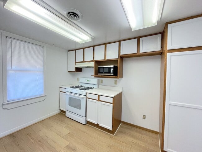 Building Photo - 2 bedroom home in South Hutchinson