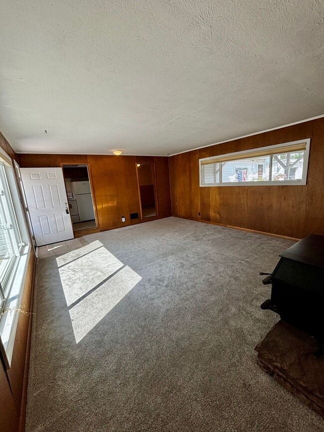Building Photo - Spacious 2 Bedroom one bath duplex!!