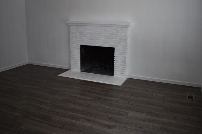 Building Photo - 400-404 LaRue Ave.