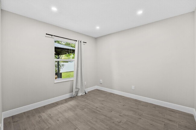 Building Photo - 265 SW Dalton Cir
