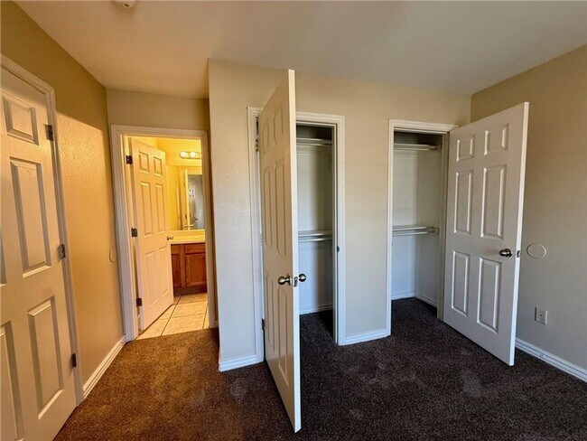 Building Photo - 335-335 Graystone Cir