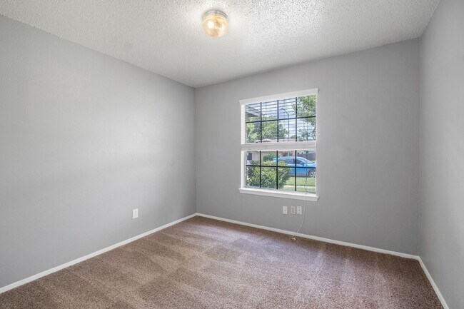 Building Photo - 2 Bedroom, 1 Bath Duplex with 1 Car Garage...