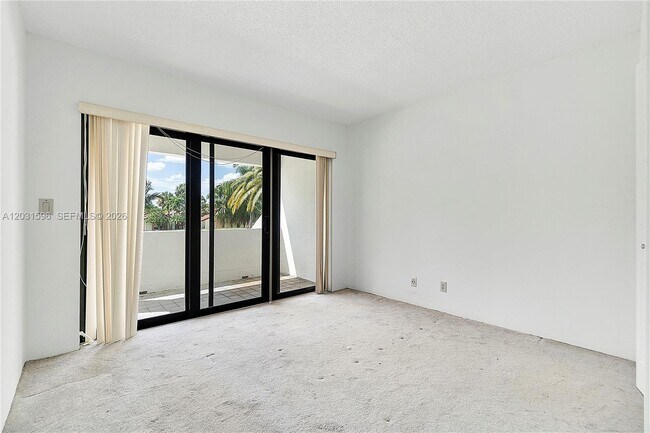 Building Photo - 398 Fern Dr