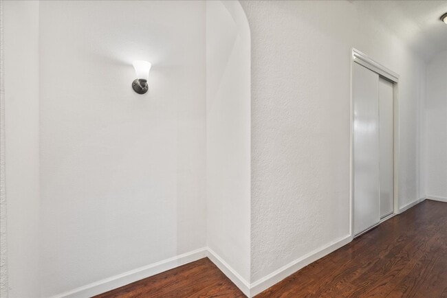 Building Photo - 2818 S Bronson Ave