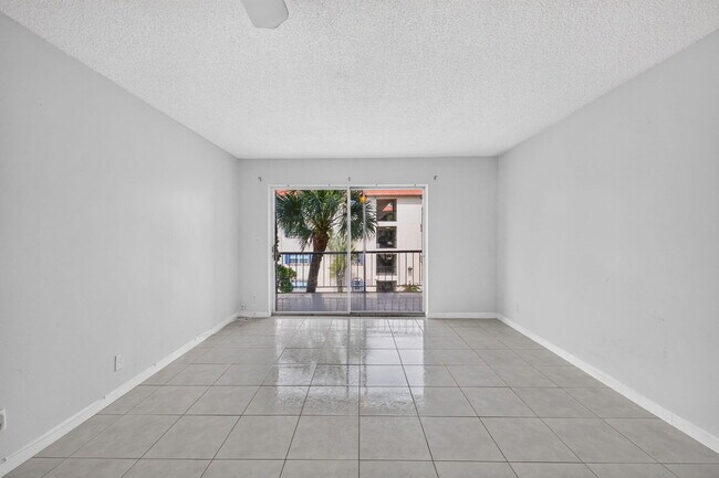 Building Photo - 660 Tennis Club Dr