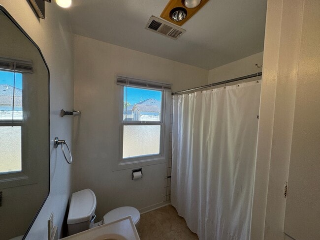 Building Photo - Cozy 2 Bedroom 1 Bath Home Located in the ...