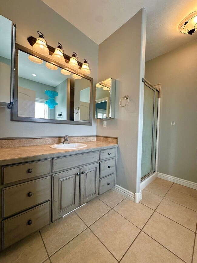 Building Photo - Stunning 6 Bed / 3 Bath | Great Location | Expansive Living Space