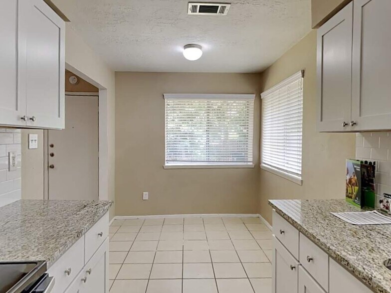 Building Photo - 22606 Meadowgate Dr