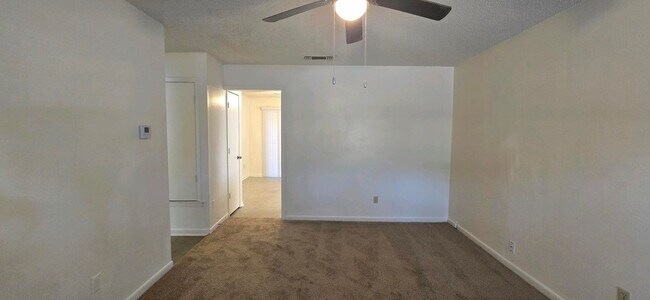 Building Photo - Available! 2 Bedroom 1 Bath Close to Everything! Longview, TX!