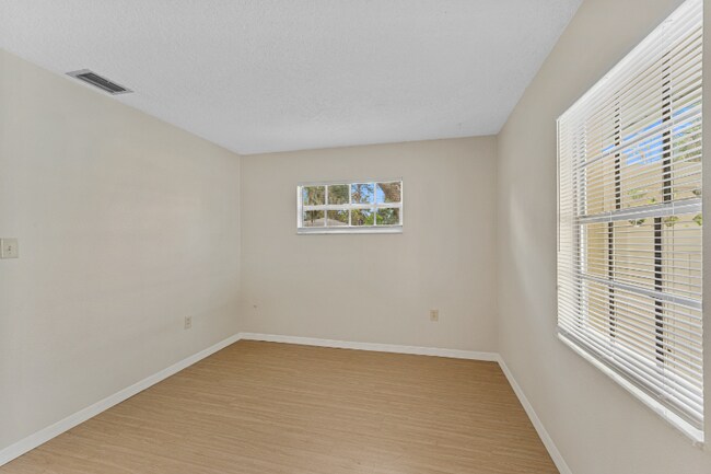 Building Photo - 125 S Rhodes St