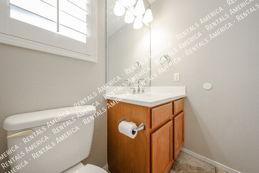 Building Photo - 1210 W Kelly Ln