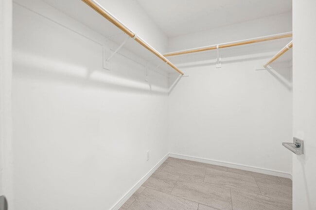 Building Photo - 1201 Surrey Ln