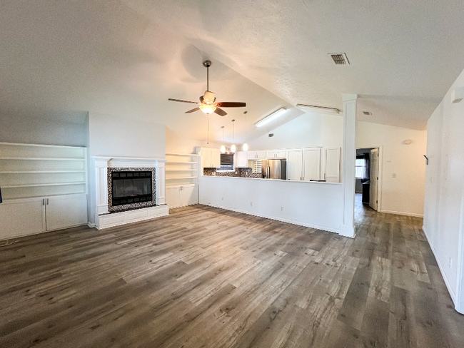 Building Photo - 359 Mercedes Ave