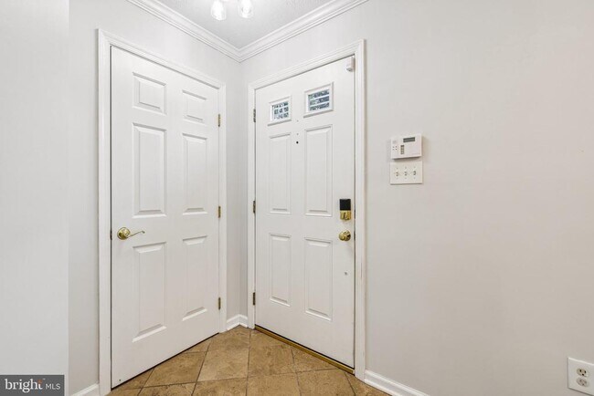 Building Photo - 8727 Thornbrook Dr