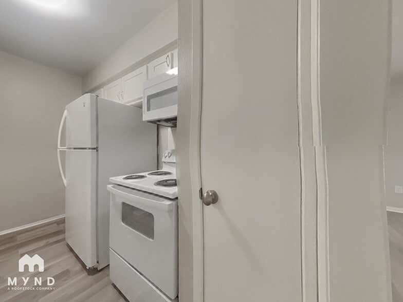 Building Photo - 5625 Antoine Dr