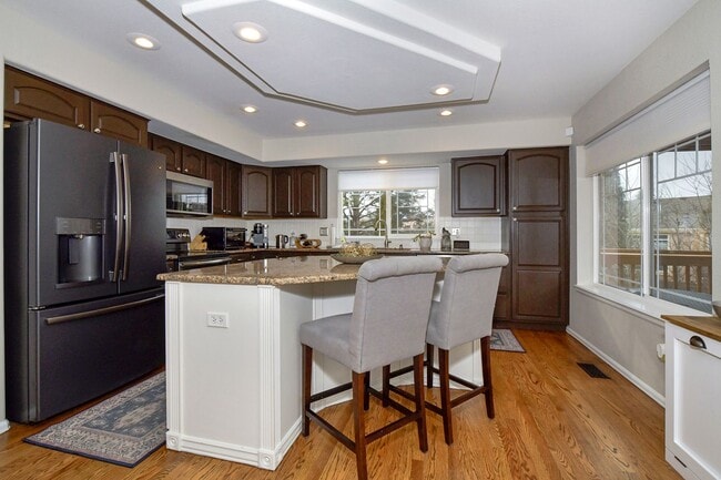 Building Photo - Spacious 2-Story with Mountain Views School District-20