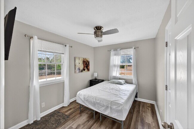 Building Photo - Fully Furnished Modern Ranch with Amazing Kitchen!