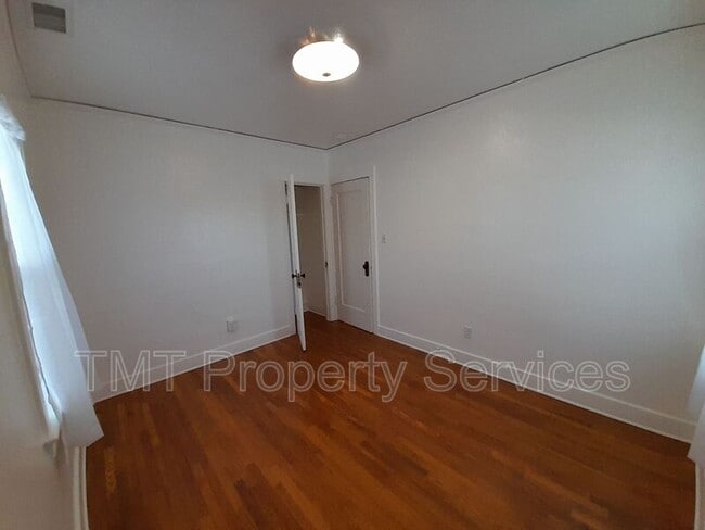 Building Photo - 619 E Cook St