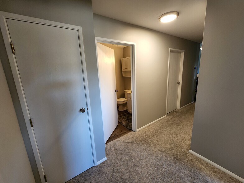 Building Photo - 10391 Glenway Dr
