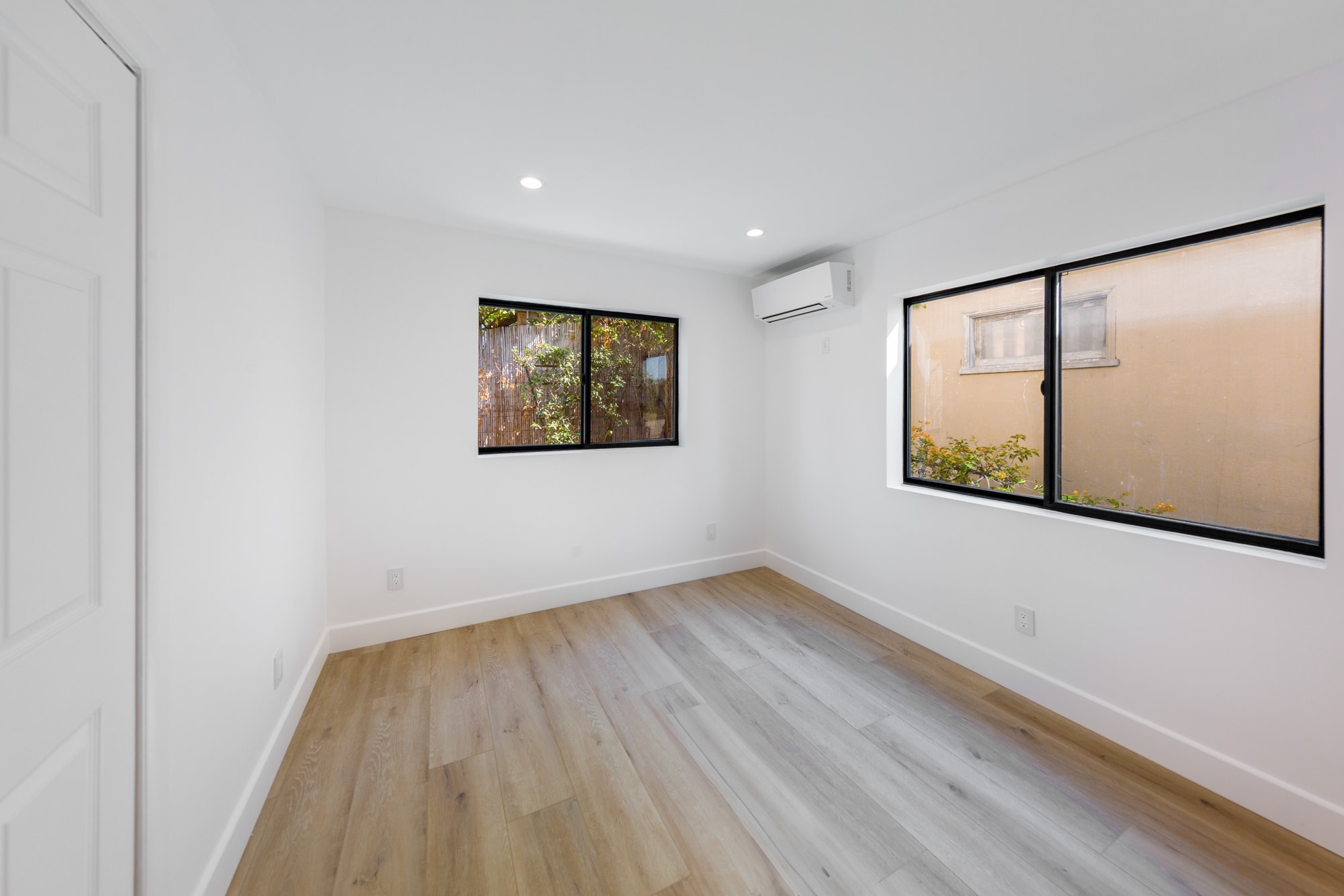 Building Photo - 854 S Sycamore Ave