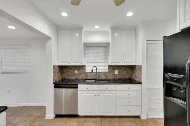 Building Photo - Bluebonnet Circle Charmer