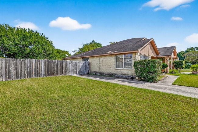 Building Photo - 7407 Alegria Dr