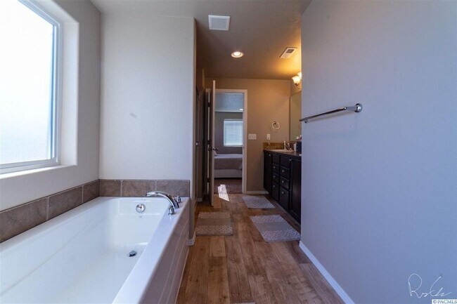 Building Photo - Great Kennewick Location