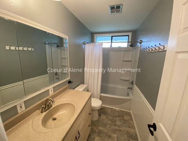 Building Photo - 3 bed house on corner lot in Post Falls!