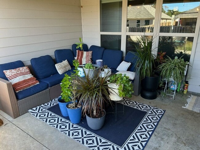 Building Photo - Beautiful 4-bedroom, 2.5- bath home with b...