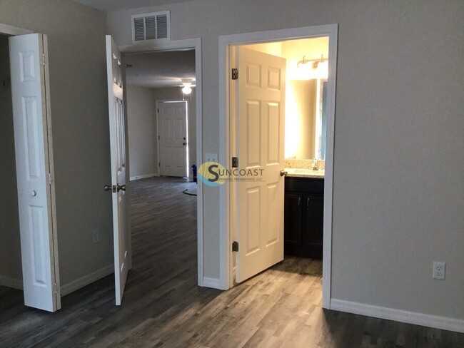 Building Photo - Beautiful Move-in Ready 2/2 Available Now ...