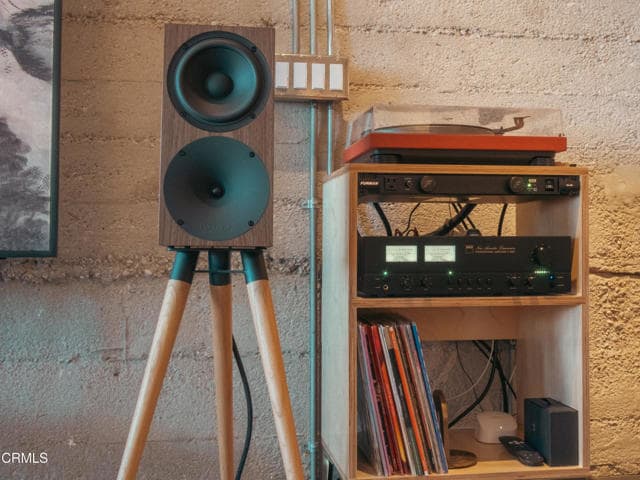 Building Photo - 530 S Hewitt St