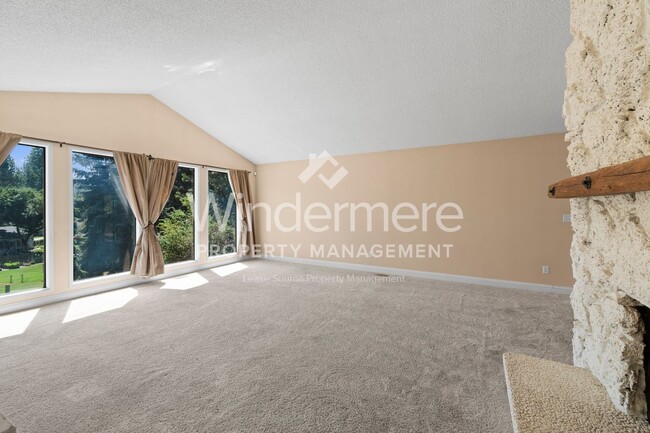 Building Photo - *** HALF OFF FIRST FULL MONTH'S RENT*** 4 ...