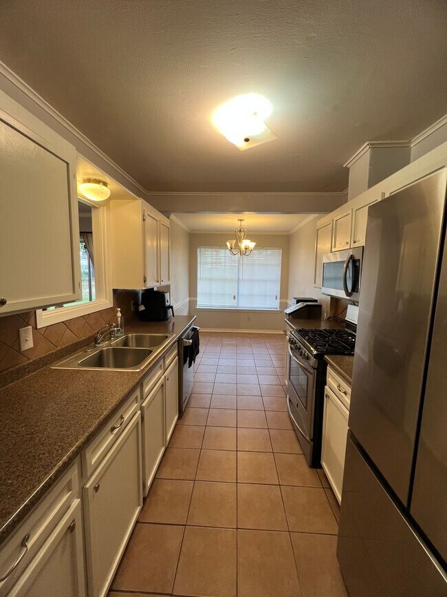 Building Photo - Greenacres -North Bossier.. Close to Barksdale Air Force Base..