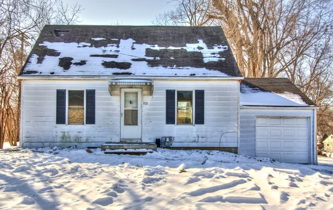 Building Photo - Large 3 Bedroom, 2 Bathroom - Pyramid Properties
