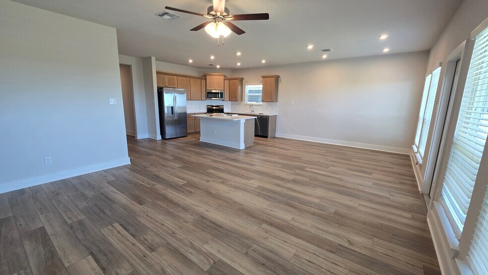 Building Photo - 449 Pipe Creek Dr