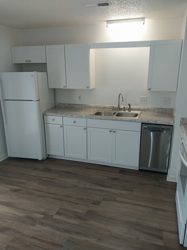 Building Photo - Two Bedroom Apartment