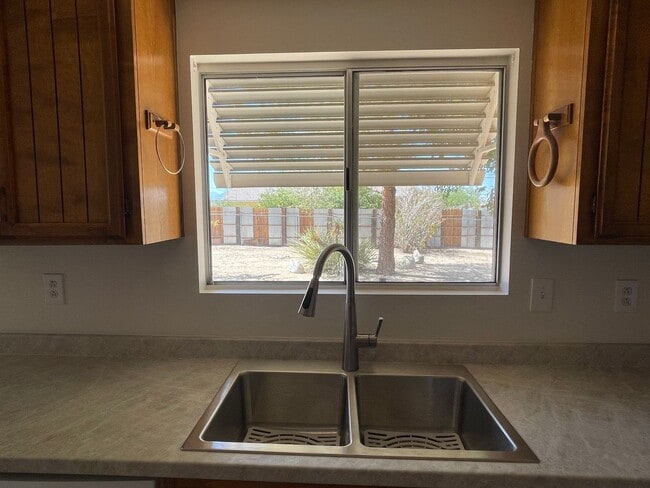 Building Photo - Charming Joshua Tree Village Home
