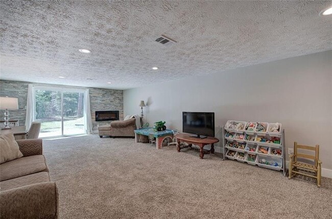 Building Photo - 3410 Holliglen Dr