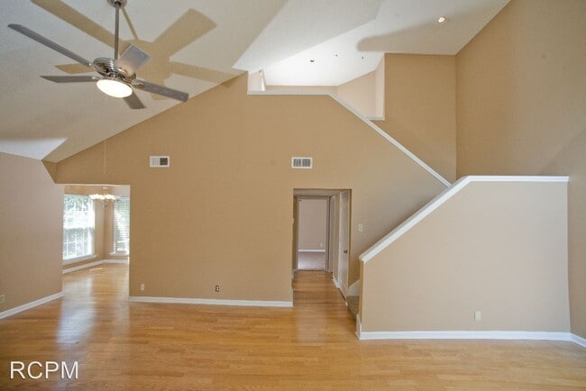 Building Photo - 2 br, 2 bath House - 1039 Stones Throw