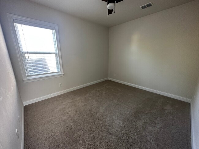 Building Photo - 489 Spring Hollow Dr