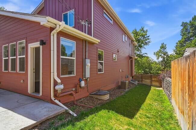 Building Photo - $3,740.95 - 4 bed, 3.5 bath Updated Townhome in Englewood!