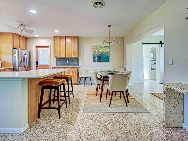 Building Photo - Seasonal Rental Near Venice – Pet-Friendly...