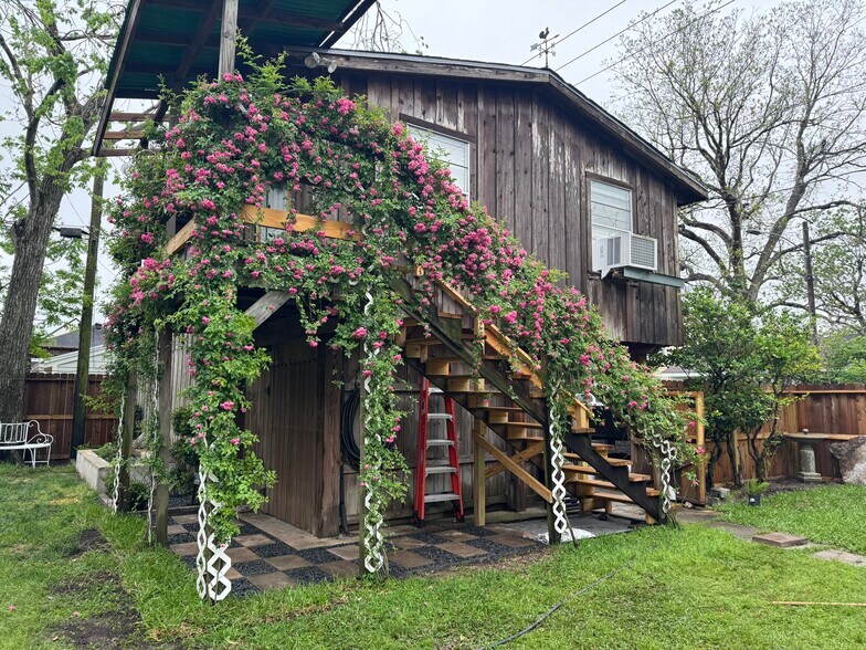 Building Photo - 802 E 26th St