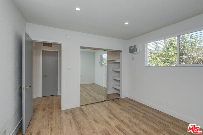 Building Photo - 4136 Grand View Blvd