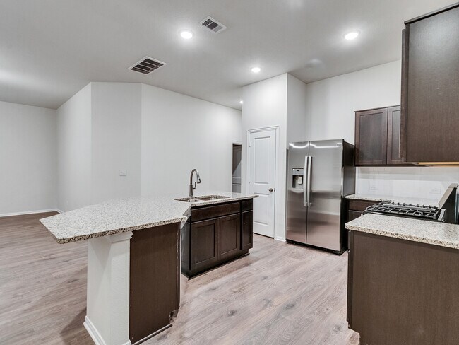 Building Photo - 407 Magnolia Ln